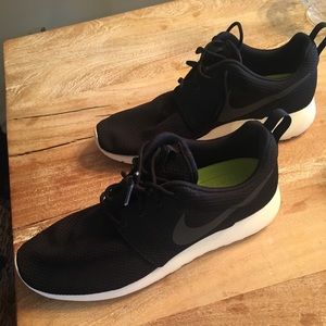 Nike Tennis shoes (New)